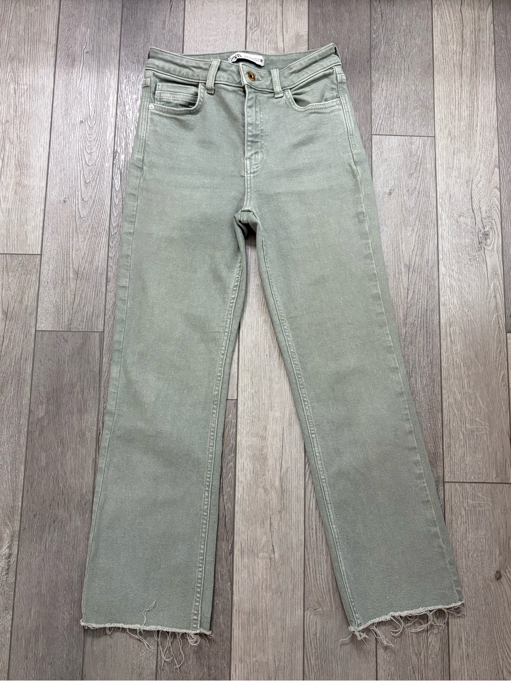 Zara Crop-Leg Jeans in Pale Sage Size 2